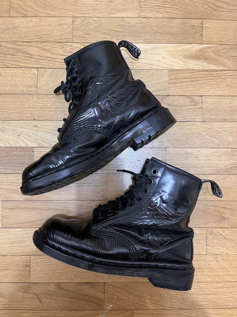 Paire de boots lacées en cuir noir