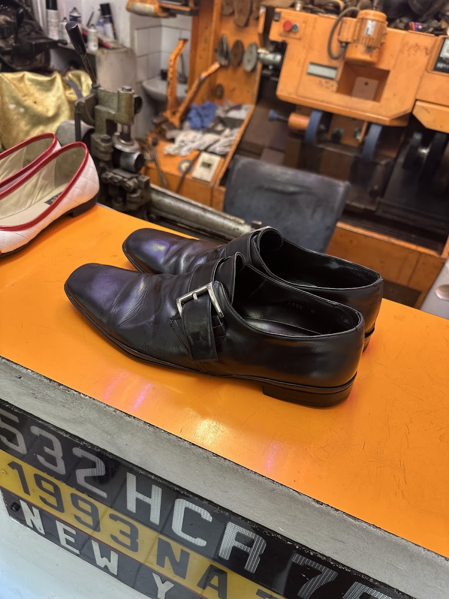 Chaussures de ville sur l'établi de l'atelier